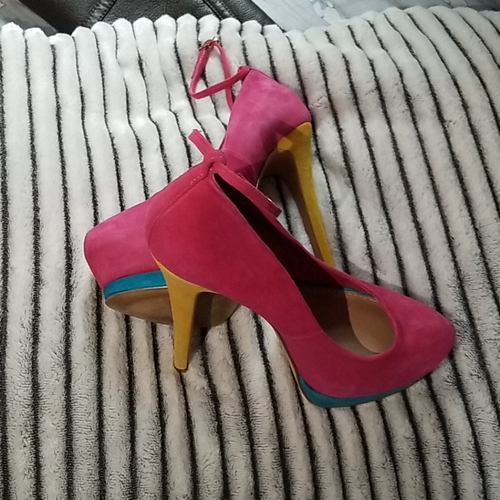 Heels - Picture 2 of 3
